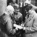 Adolf Hitler deelt een handtekening uit aan Julius Streicher