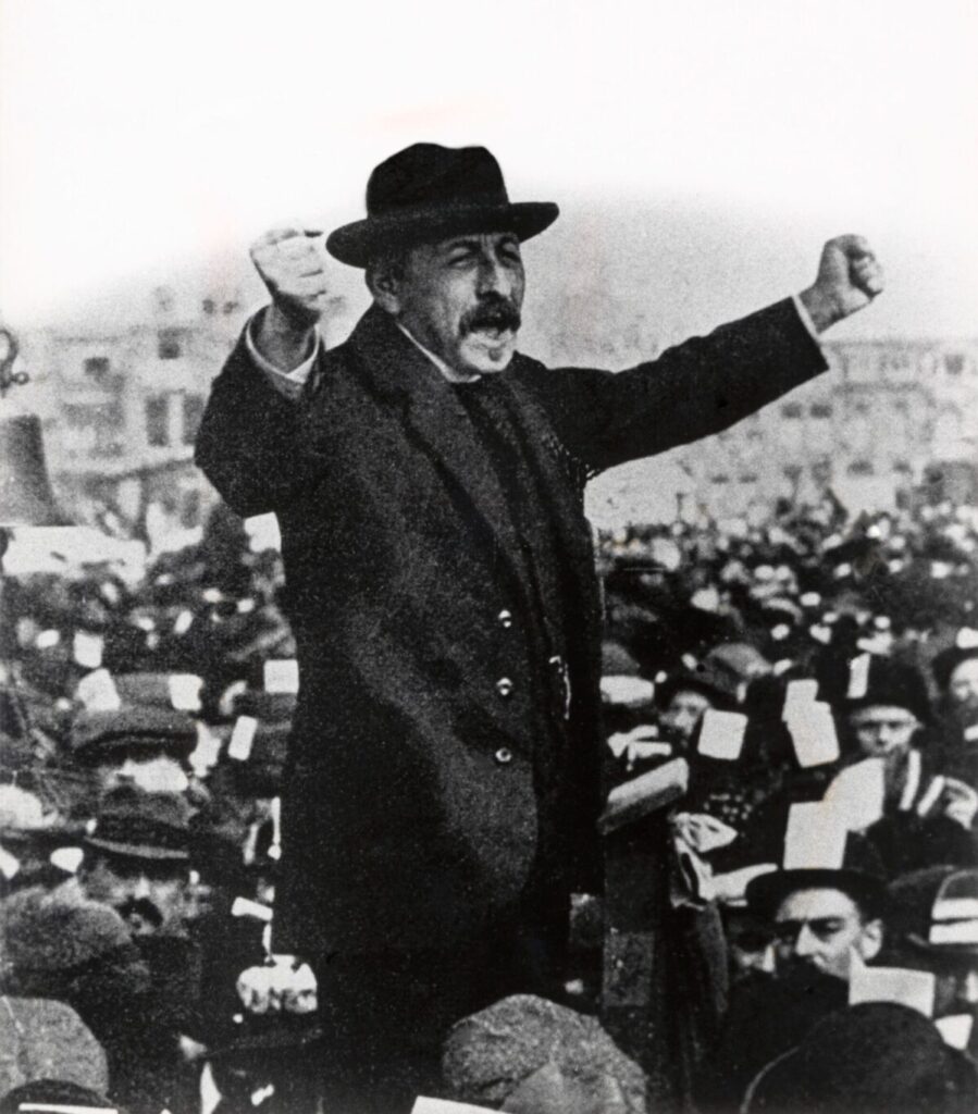 Troelstra in revolutionaire pose, 1912.