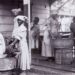 Wasvrouwen op de plantage Wolfenbutel bij Paramaribo, circa 1925.