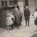 Kinderen spelen soldaatje in de Jordaan, augustus 1926.