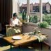 Een doorzonwoning is te herkennen aan de grote ramen voor en achter, 1963.