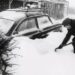 De strenge winter van 1979: Een man probeert zijn auto uit de sneeuw te graven.
