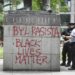 Grafitti op een standbeeld van Churchill