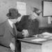 New Yorkse politie neemt vingerafdruk van Duitser in 1917 als deel van de Alien Enemies Act
