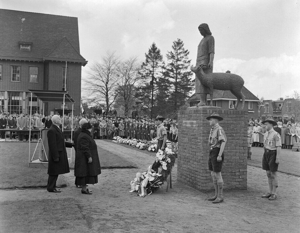 Wilhelmina onthult het standbeeld van Tante Riek in Winterswijk.