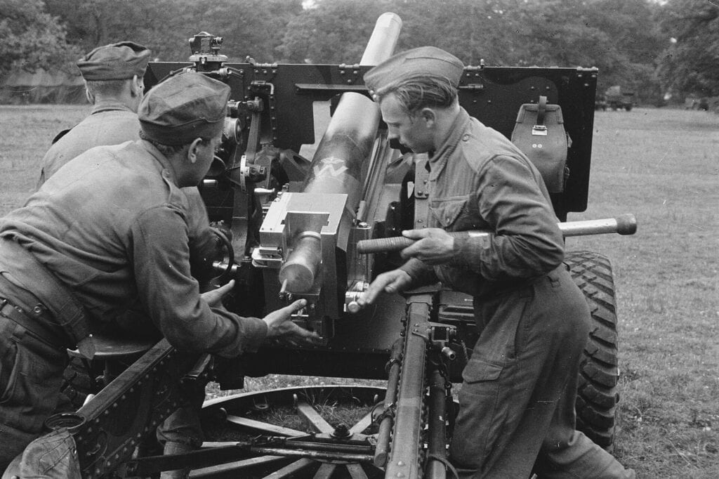 Prinses Irene Brigade oefent met geschut