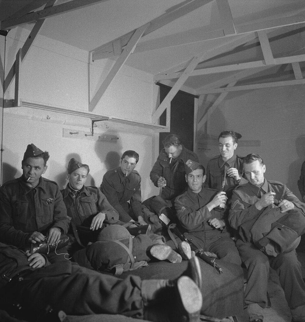 Soldaten van de Prinses Irene Brigade op weg naar Suriname