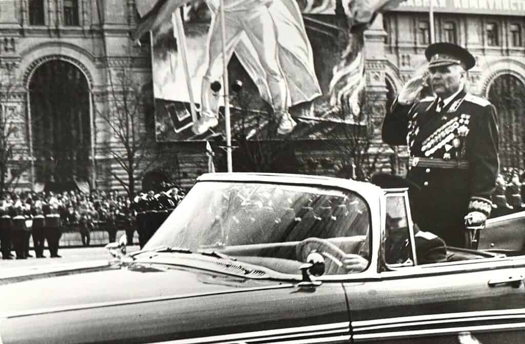Minister van defensie salueert tijdens de parade in 1965 mil.ru