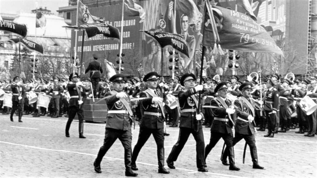 Veteranen tijdens de militaire parade in Moskou in 1985