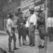 Leden-van-de-Nationale-Garde-ondervragen-een-man-tijdens-de-rassenrellen-in-Chicago-1919.-Copyright-Getty-Images-scaled.jpg