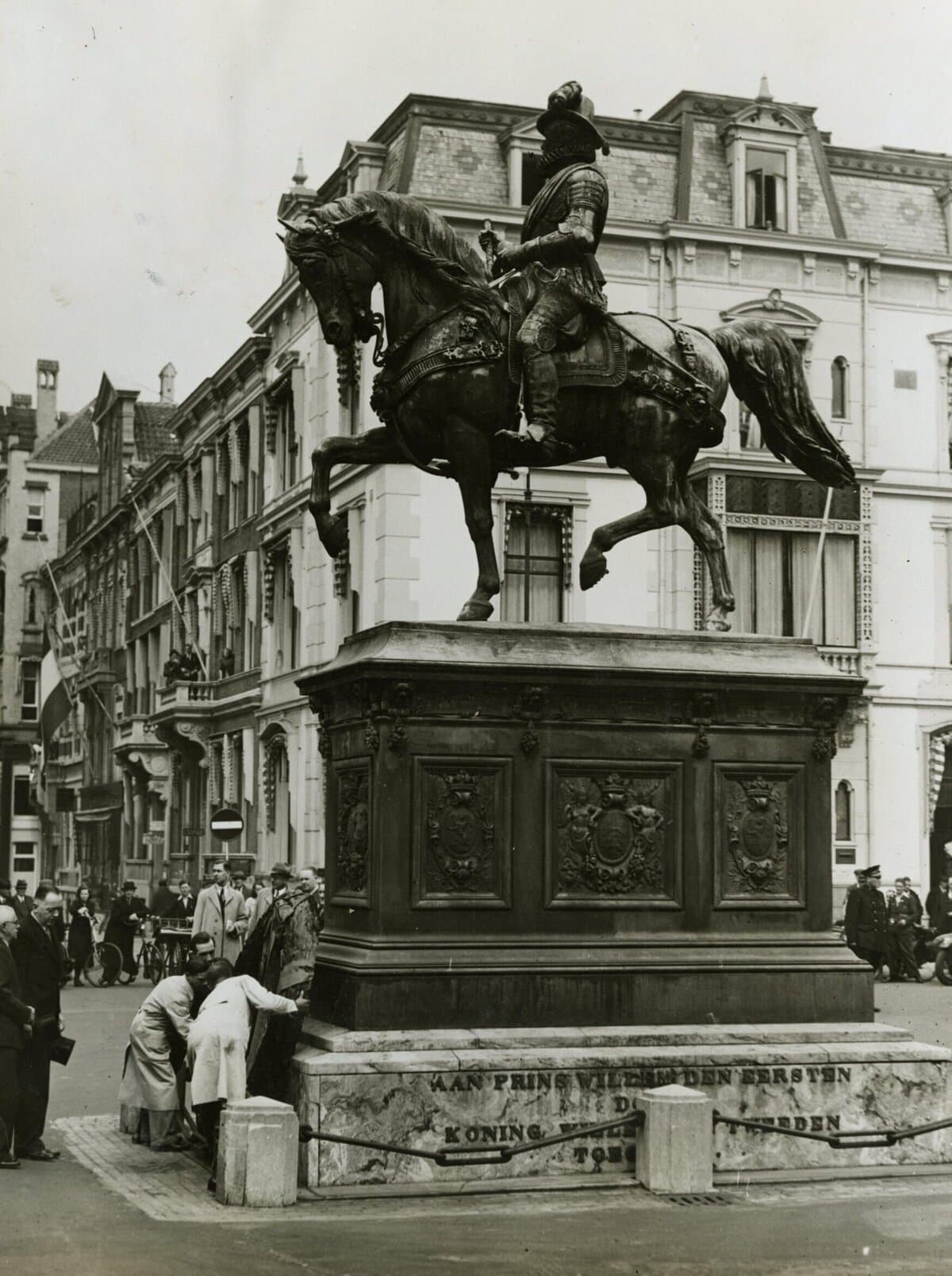 Het VNH legt een krans bij een standbeeld van Willem de Zwijger