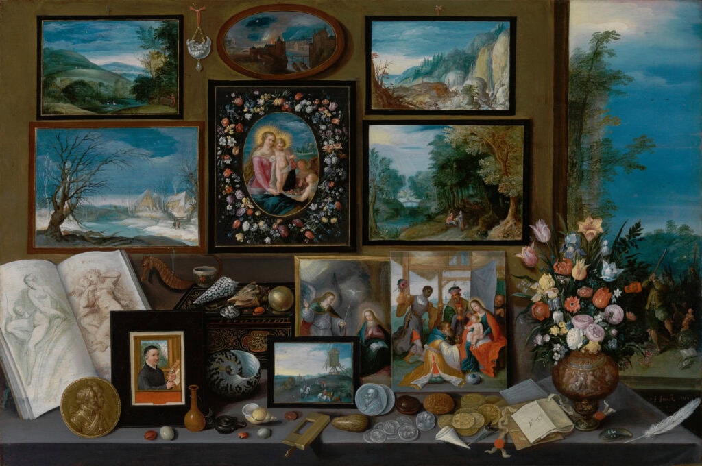 Kunstkamer met schilderijen, schelpen, munten en bloemen