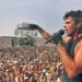 Rick Springfield treedt op bij Live Aid in Philadelphia.
