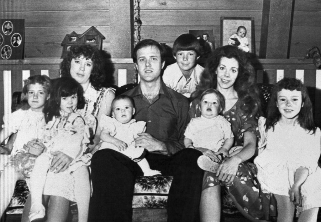 Royston Potter met zijn twee vrouwen en zes van hun zeven kinderen