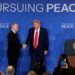 Vladimir Poetin en Donald Trump tijdens Oekraïne-meeting in Alaska 15 augustus 2025. Photo by Bob Strong/UPI/Shutterstock (15443564g)