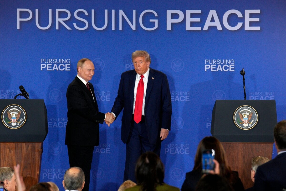 Vladimir Poetin en Donald Trump tijdens Oekraïne-meeting in Alaska 15 augustus 2025. Photo by Bob Strong/UPI/Shutterstock (15443564g)