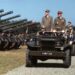 Charles de Gaulle (links) en generaal Jean Crepin bekijken in 1962 de Franse derde tankdivisie, die in Duitsland gestationeerd is