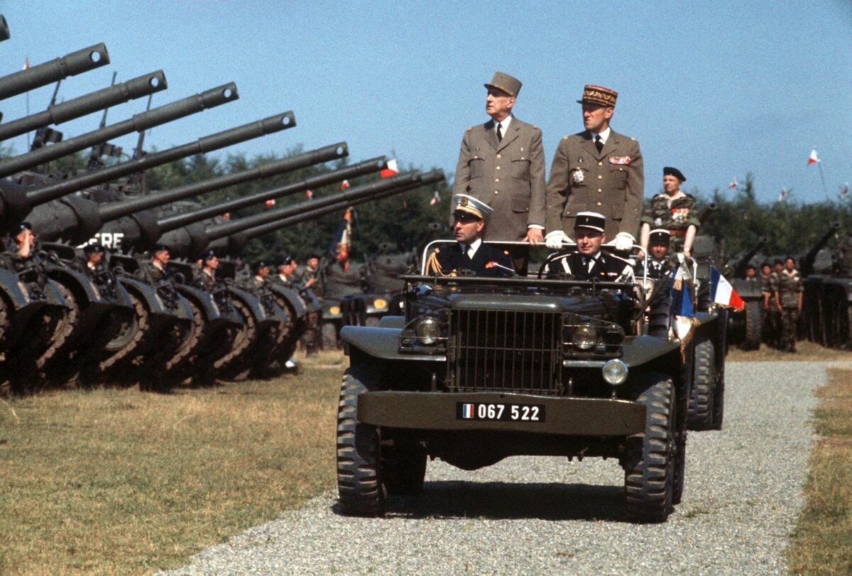 Charles de Gaulle (links) en generaal Jean Crepin bekijken in 1962 de Franse derde tankdivisie, die in Duitsland gestationeerd is