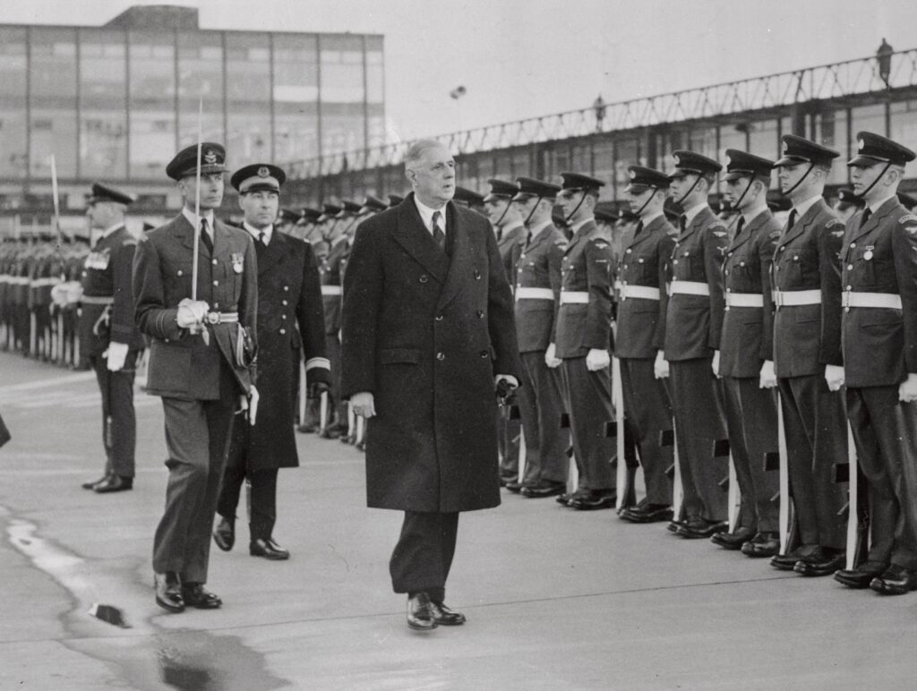 De Gaulle bij een Britse erewacht op vliegveld Gatwick tijdens zijn bezoek aan Engeland