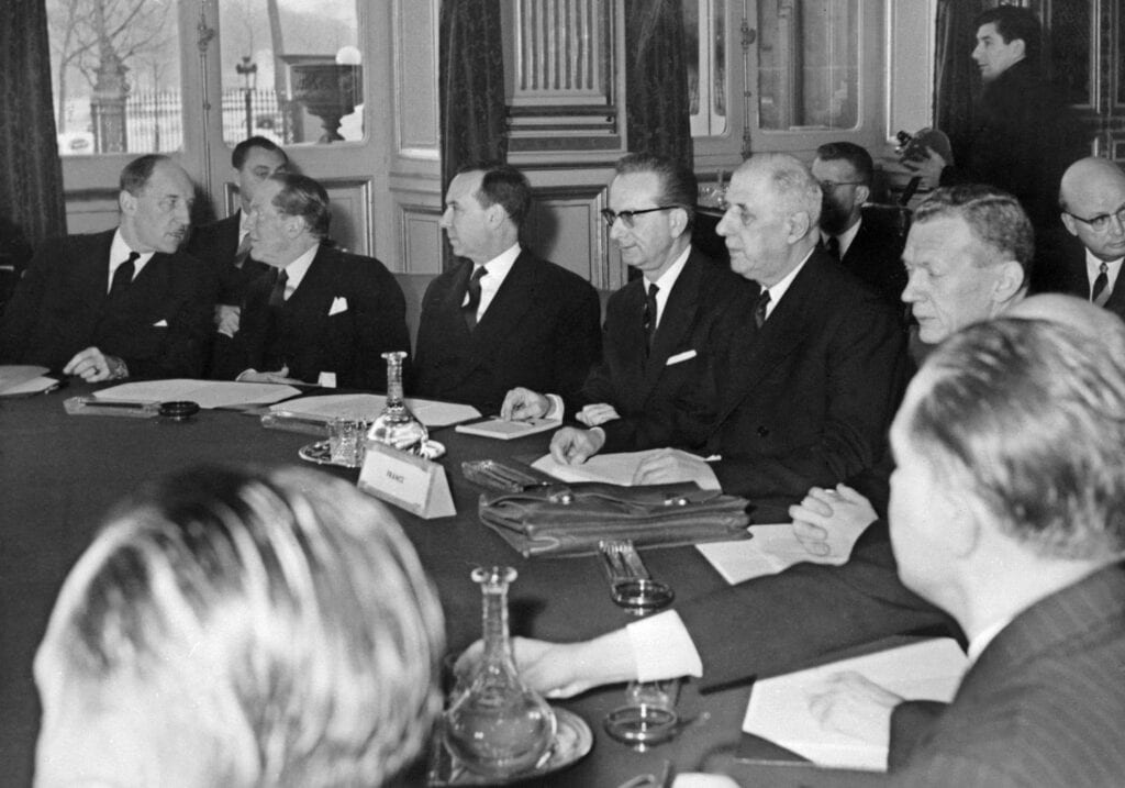 De Gaulle (centraal) en Luns (uiterst links) tijdens de conferentie op 11 februari 1961