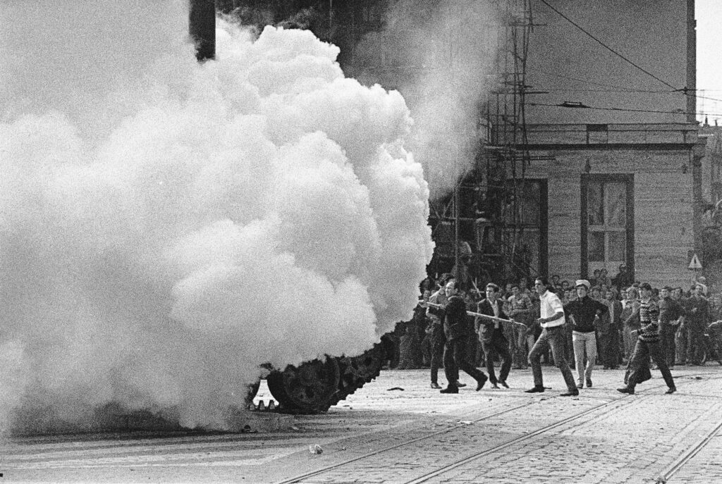 Demonstranten schakelen Sovjettanks uit