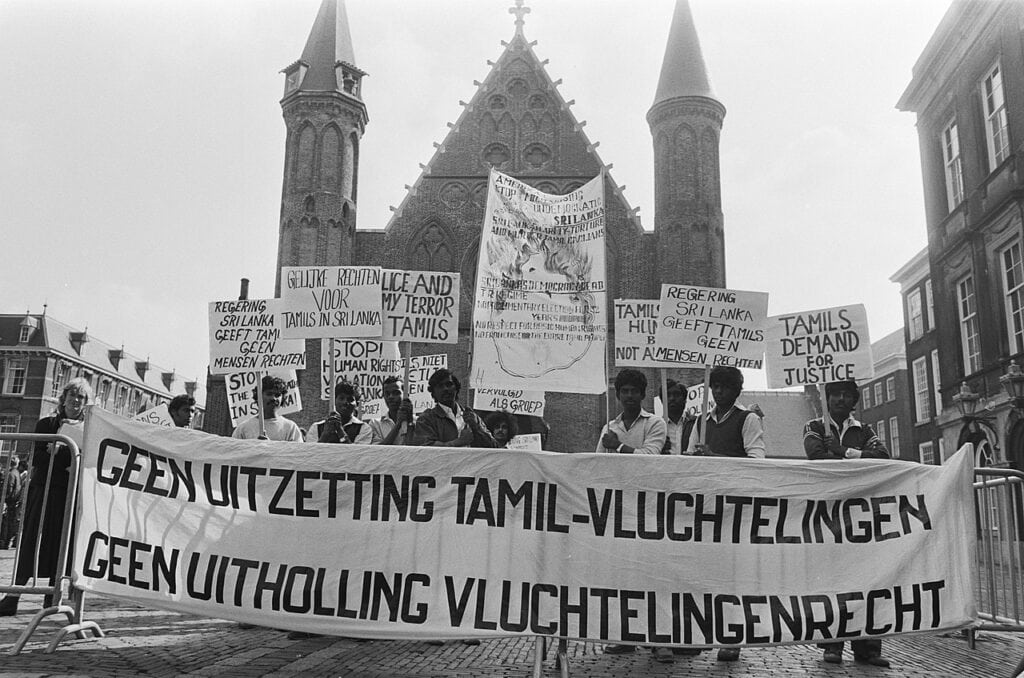 Demonstratie tegen de uitzetting van Tamil vluchtelingen op het Binnenhof in 1985