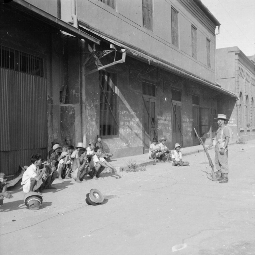 Een Gurkha bewaakt gevangengenomen Indonesiërs