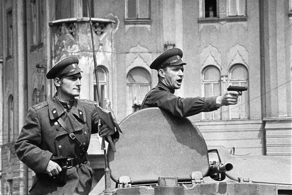 Een Sovjetofficier richt zijn vuurwapen vanuit een tank