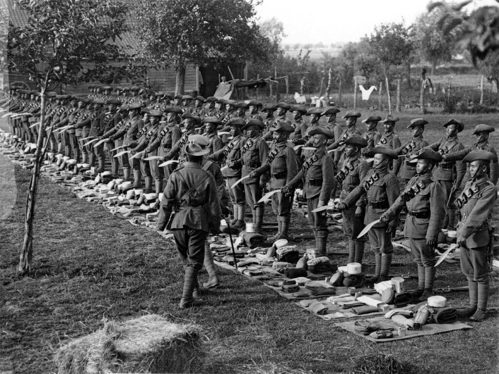 Inspectie van Gurkha’s met kukri’s