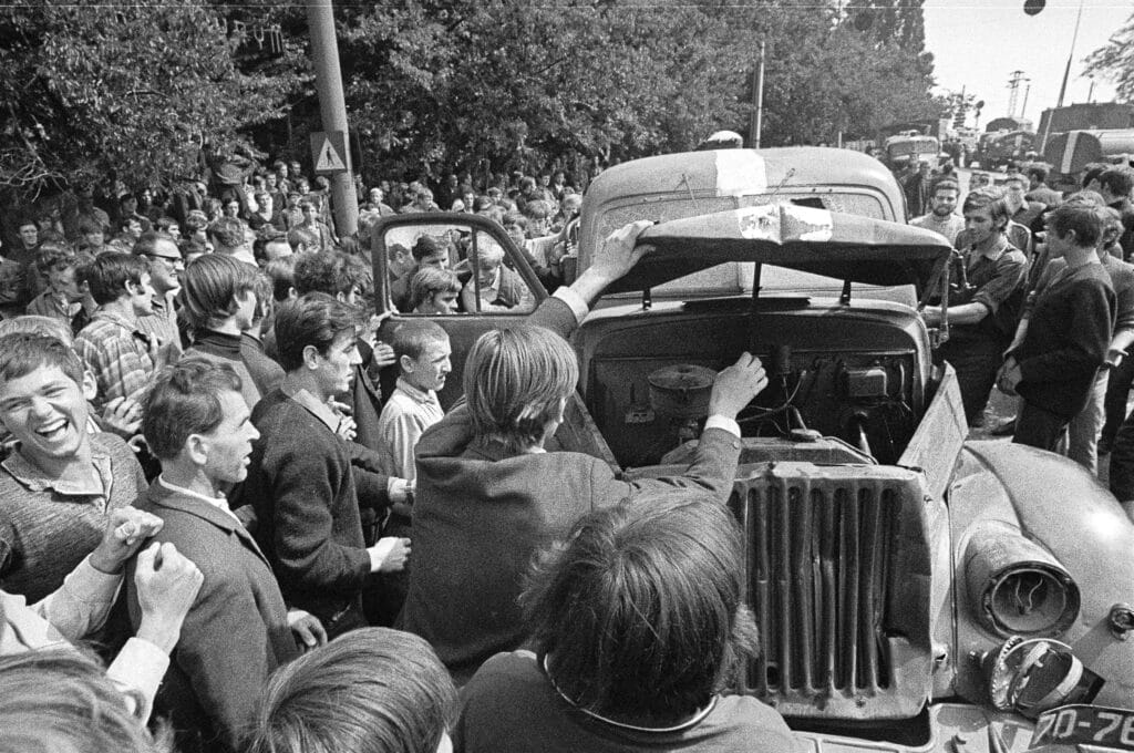 Inwoners van Bratislava maken een vrachtwagen onklaar