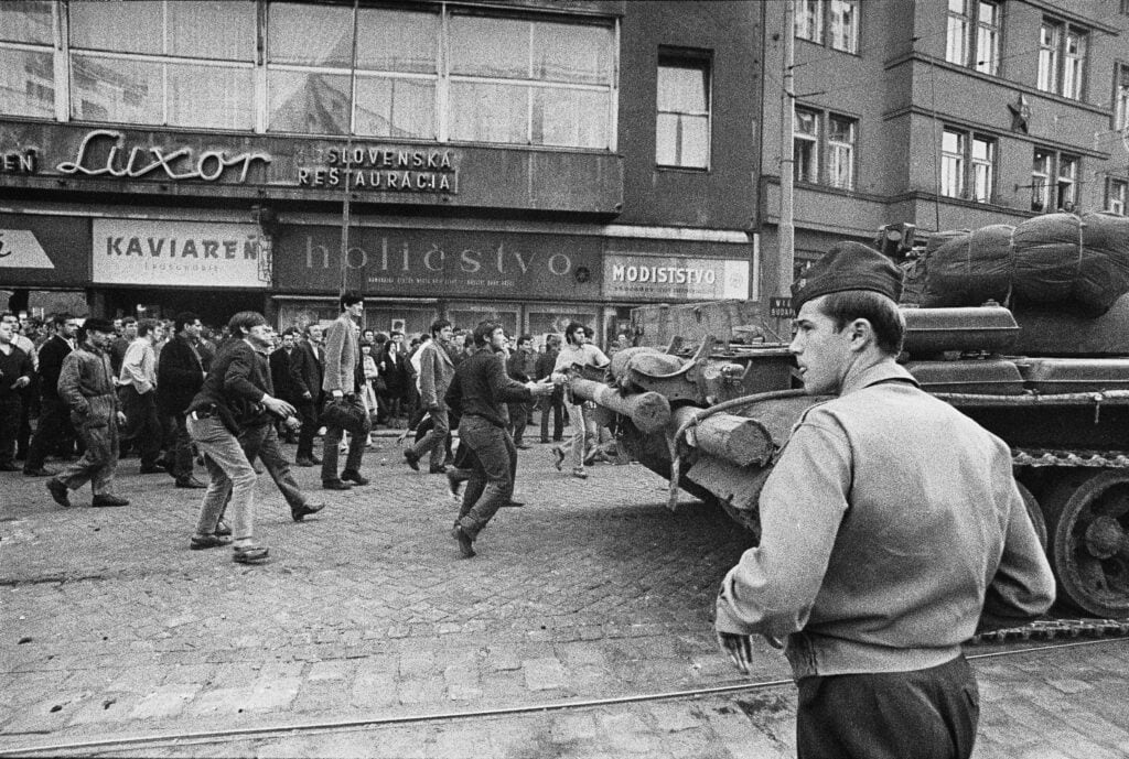 Inwoners van Bratislava schreeuwen de Sovjets verwensingen toe