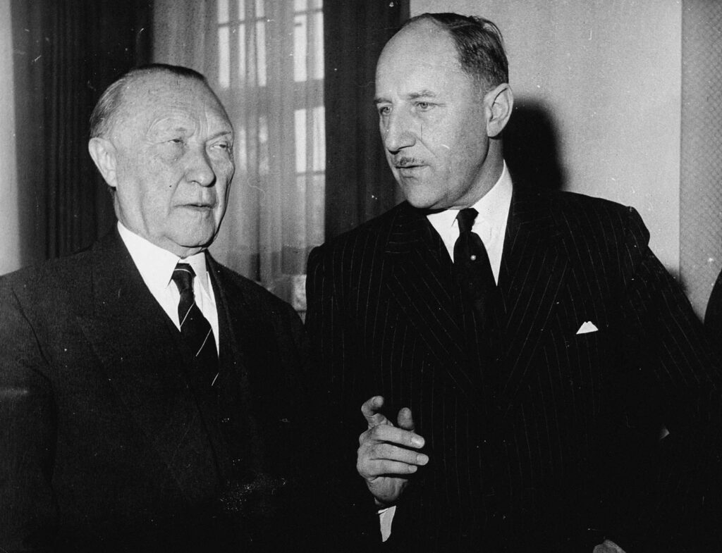 Joseph Luns (rechts) met Konrad Adenauer in Bonn