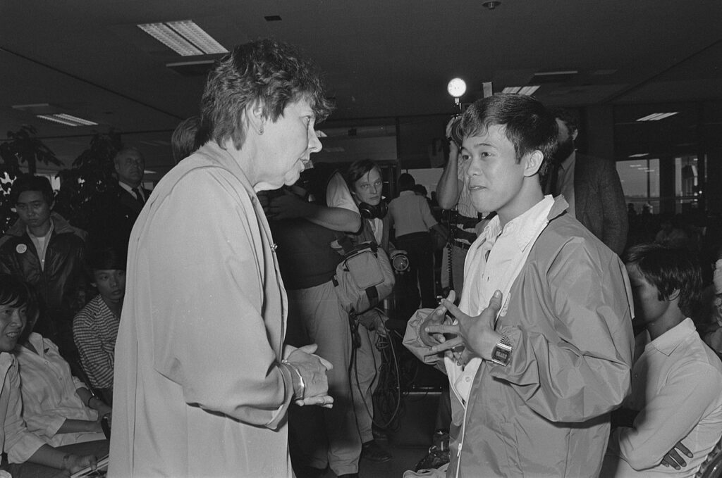 Korte-van Hemel bij de aankomst van tachtig vluchtelingen uit Cambodja