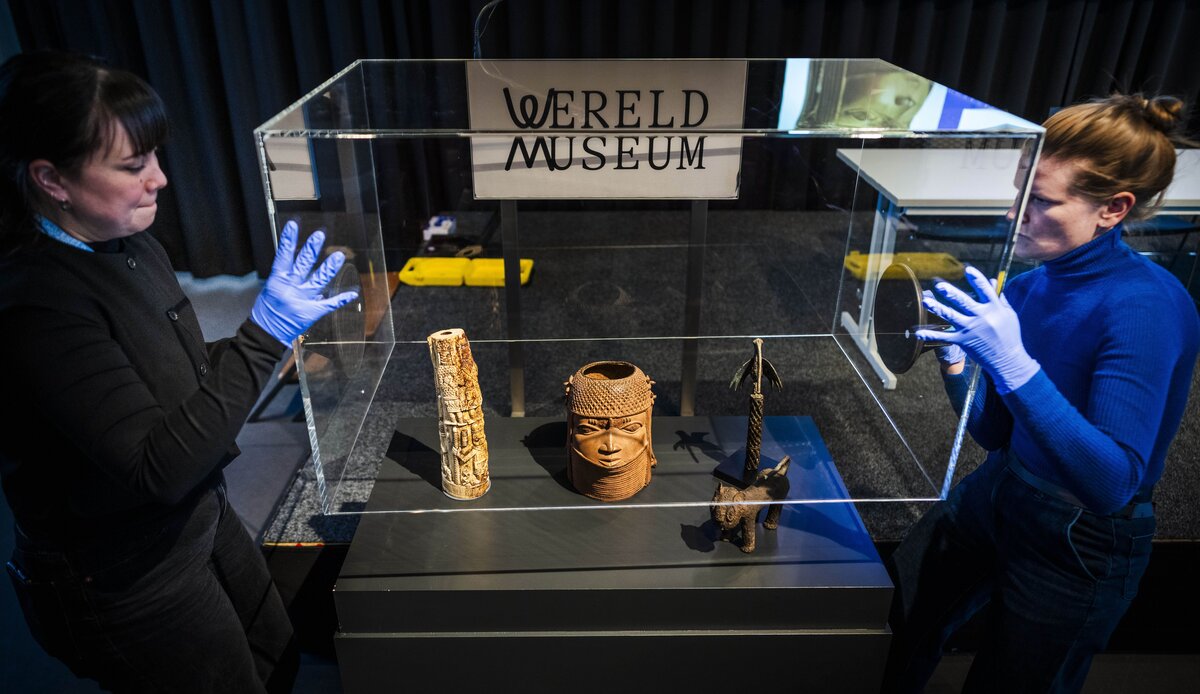 Nederland geeft geroofde Benin Bronzen terug aan Nigeria