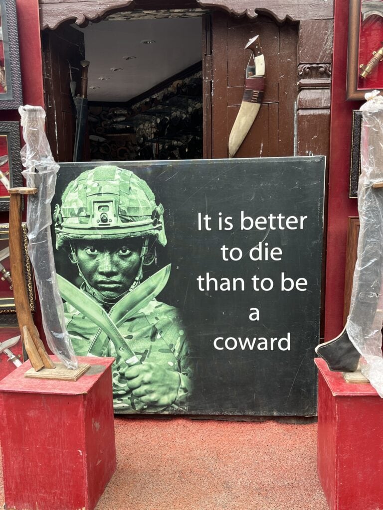 Poster met Gurkha-motto in een winkel in Bhaktapur