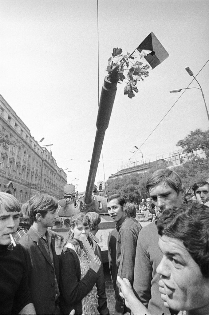 Protest met bloemen in de loop van een tank