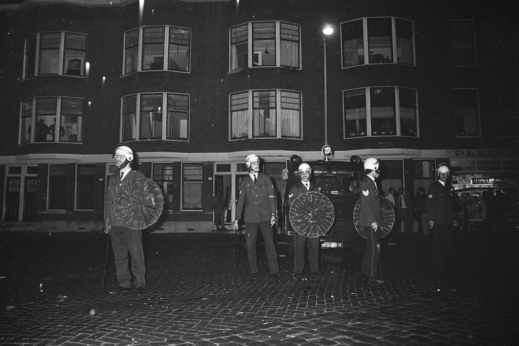 Na rellen in de Afrikaanderwijk bewaakt de Mobiele Eenheid de huizen van Turkse gastarbeiders