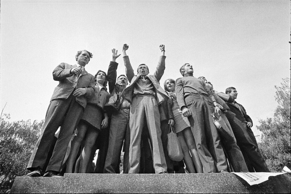 Slowaken protesteren op de sokkel van het al eerder weggehaalde Stalin-standbeeld in Bratislava. De derde man van links is Dominik Tatarka, een beroemd schrijver en later een van de ondertekenaars van Charta 77.