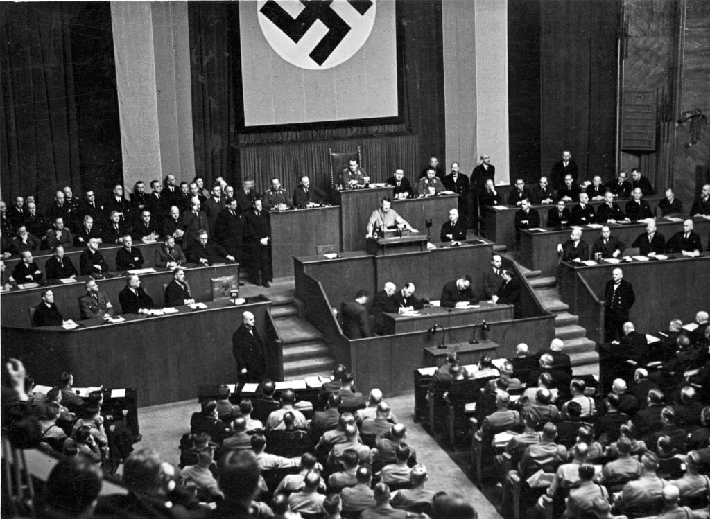 Adolf Hitler spreekt de Rijksdag toe in 1933