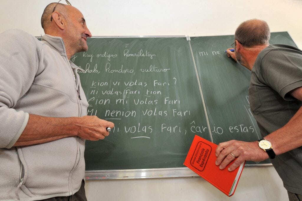 Franse cursisten krijgen les in Esperanto