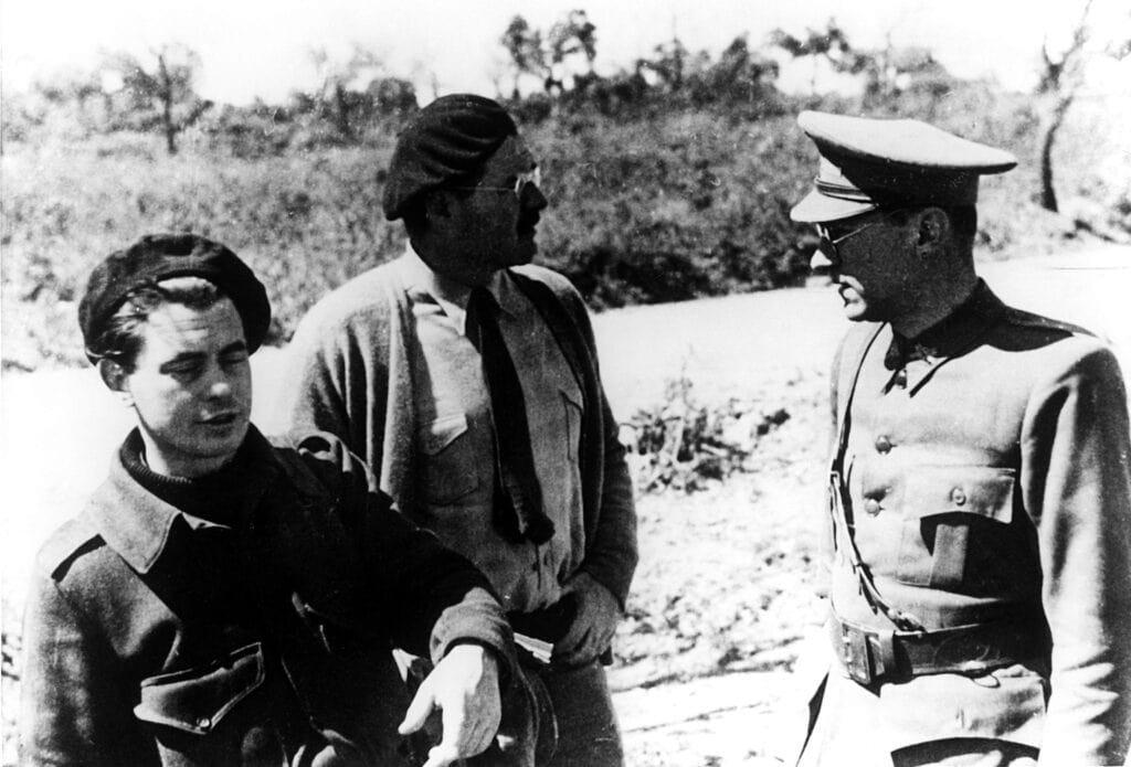 Joris Ivens met Ernest Hemingway en de Duitse schrijver Ludwig Renn in Spanje