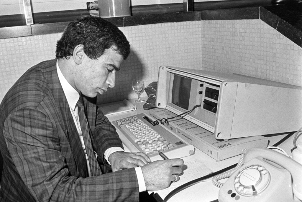 Het grote radiodebat in de Rooie Haan van de VARA aan de vooravond van de parlementaire verkiezingen met de lijsttrekkers van de drie grote partijen CDA, VVD en PvdA. Opiniepeiler Maurice de Hond zit achter de computer. Conmodore 64. Hij verzamelt gegevens en stemvoorkeuren en voorspelt de verkiezingsuitslag