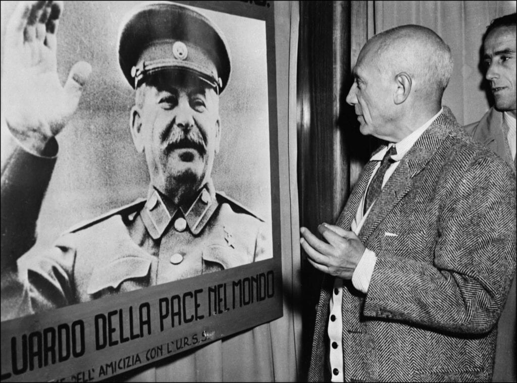 Picasso kijkt in Rome naar een portret van Stalin