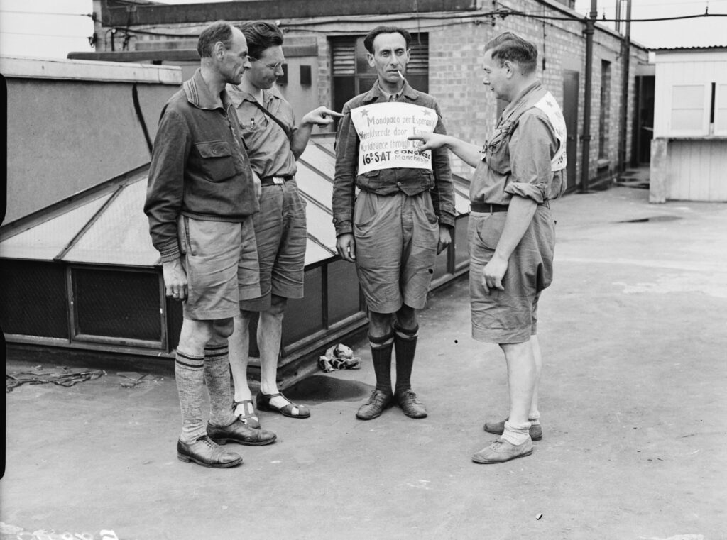 Vier Nederlandse socialisten zijn in 1936 naar een conferentie in Manchester gefietst. Een van hen draagt de tekst ‘Wereldvrede voor Esperanto’