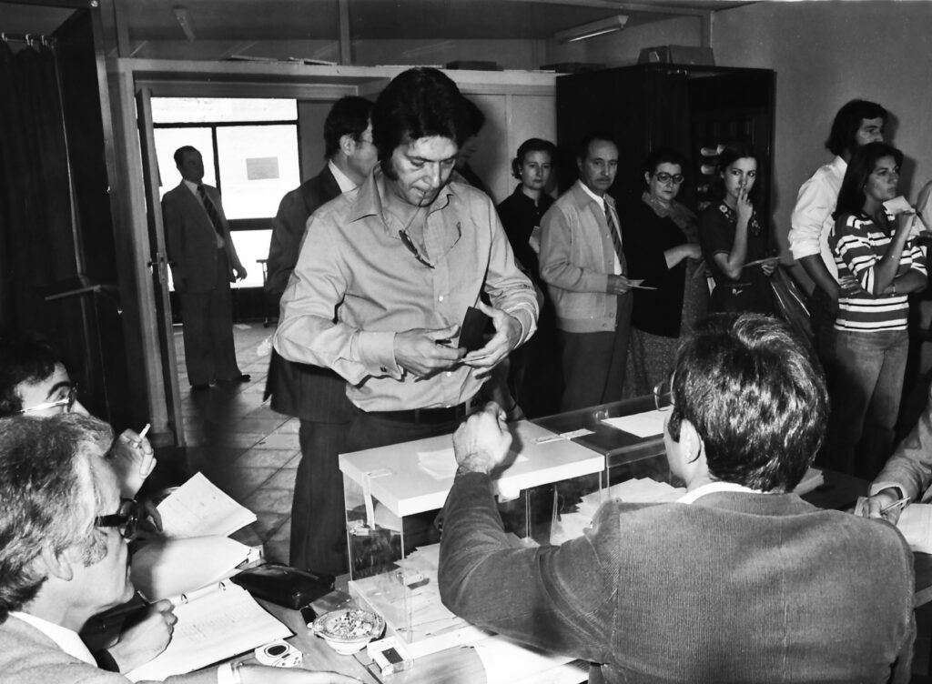 Acteur Sancho Gracia brengt zijn stem uit bij de eerste Spaanse verkiezingen