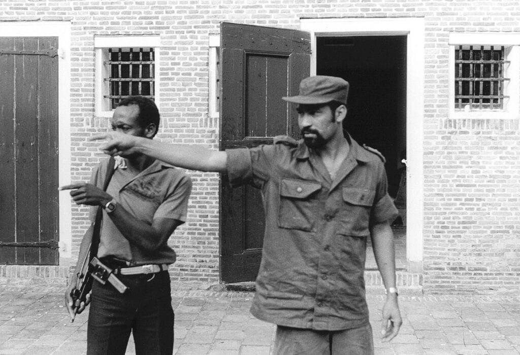 Bouterse geeft in Fort Zeelandia aanwijzingen ten tijde van de couppoging