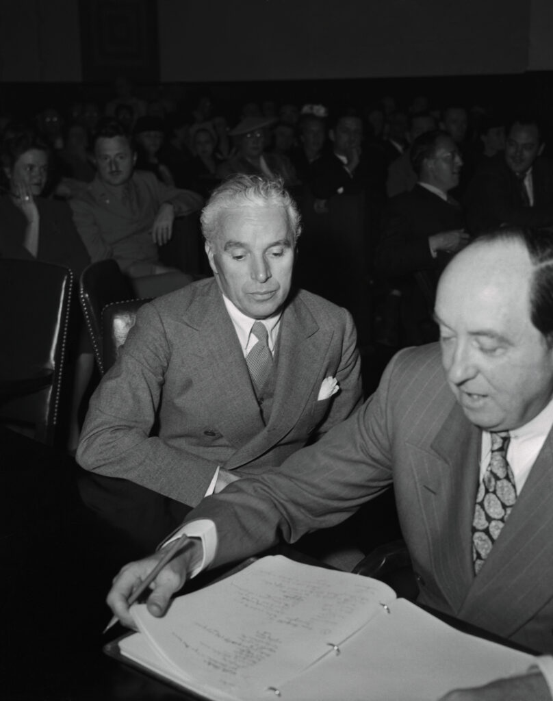 Chaplin met zijn advocaat in de rechtszaal