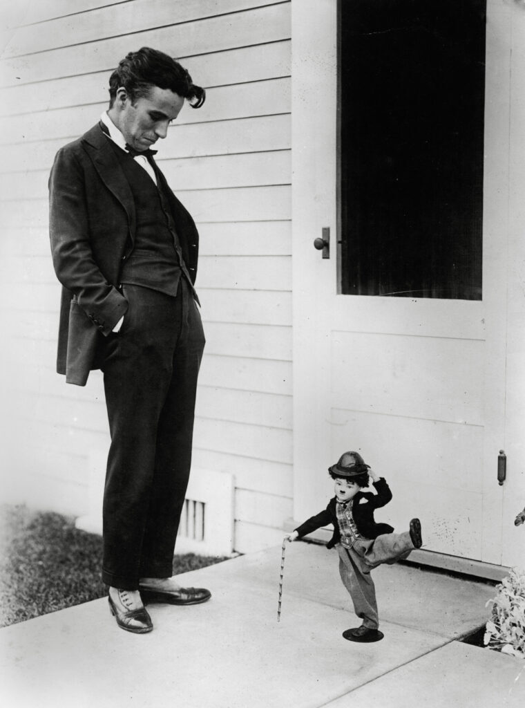 Chaplin met een pop van The Tramp