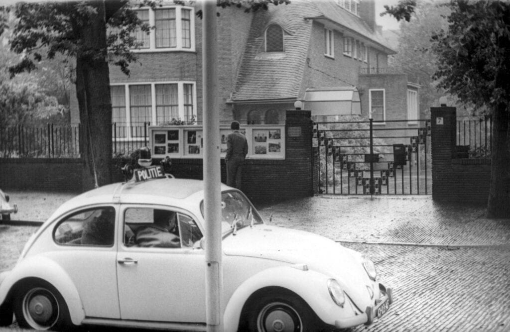 De ambtswoning van de Chinese zaakgelastigde aan de Adriaan Goekooplaan in Den Haag wordt door de politie in de gaten gehouden