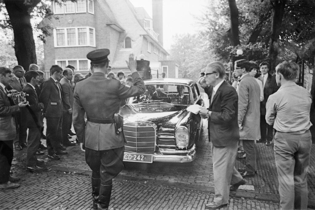 De auto met vier Chinezen wordt tegengehouden omdat ze hun diplomatieke paspoort niet willen tonen. Later krijgen ze van het ministerie van Buitenlandse Zaken toch toestemming het terrein te verlaten